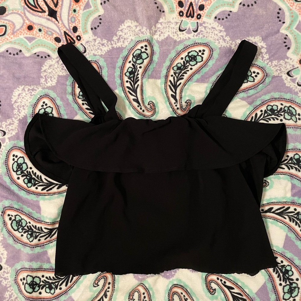 Off the shoulder cropped tank top 🖤